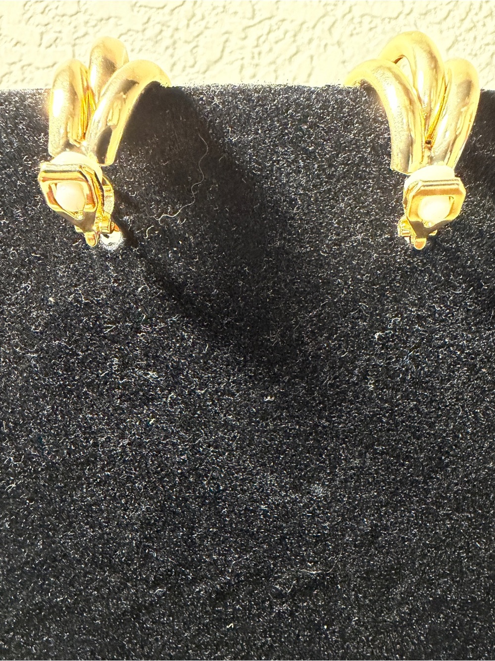 NWOT Source Unknown Gold-Tone Classic Hoop Clip Earrings